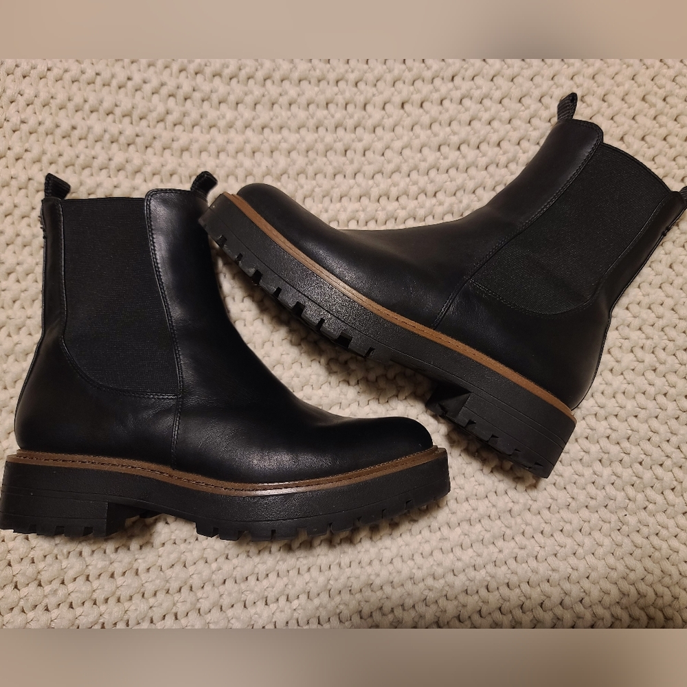 Black laguna boot